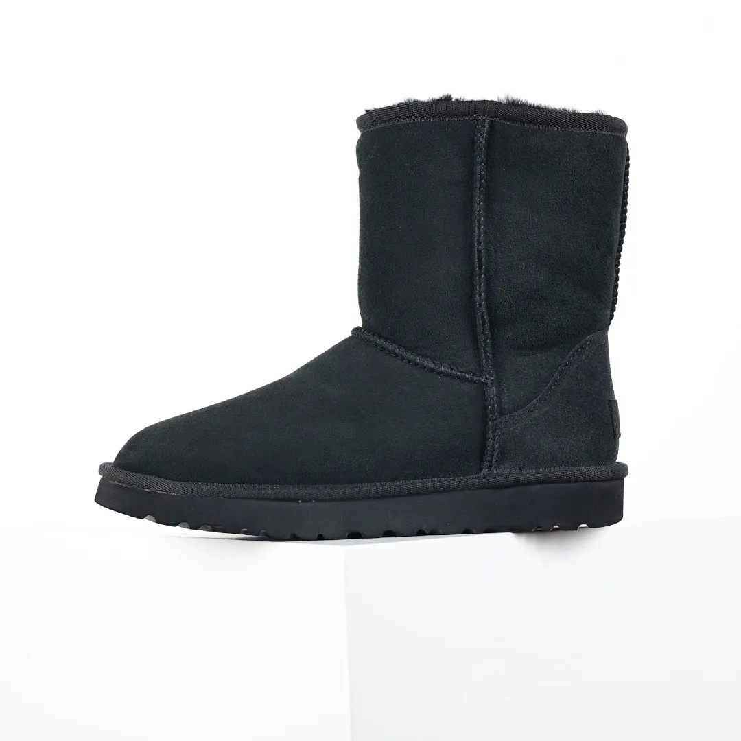 Pick up locally 💰600 Core recommended good price Cashmere insoles are a very suitable choice for keeping warm in winter and at home. In the new year, uug launched a series of styles, which are partially geared towards the preferences of young consumers and have also moved to the forefront of fashion trends. Shoe body material Water-repellent coated suede upper 17mm UGGPURE™ implanted wool insole Lightweight non-slip comfortable rubber outsole With brand LOGO Trademark Comes with a full set of packaging Size: 35 36 37 38 39 40